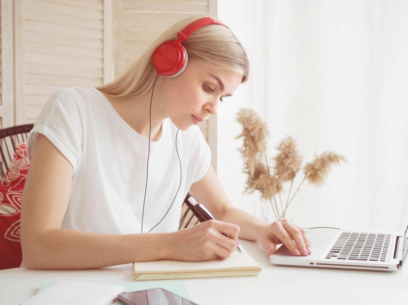 Personne consultant ses finances avec sérénité