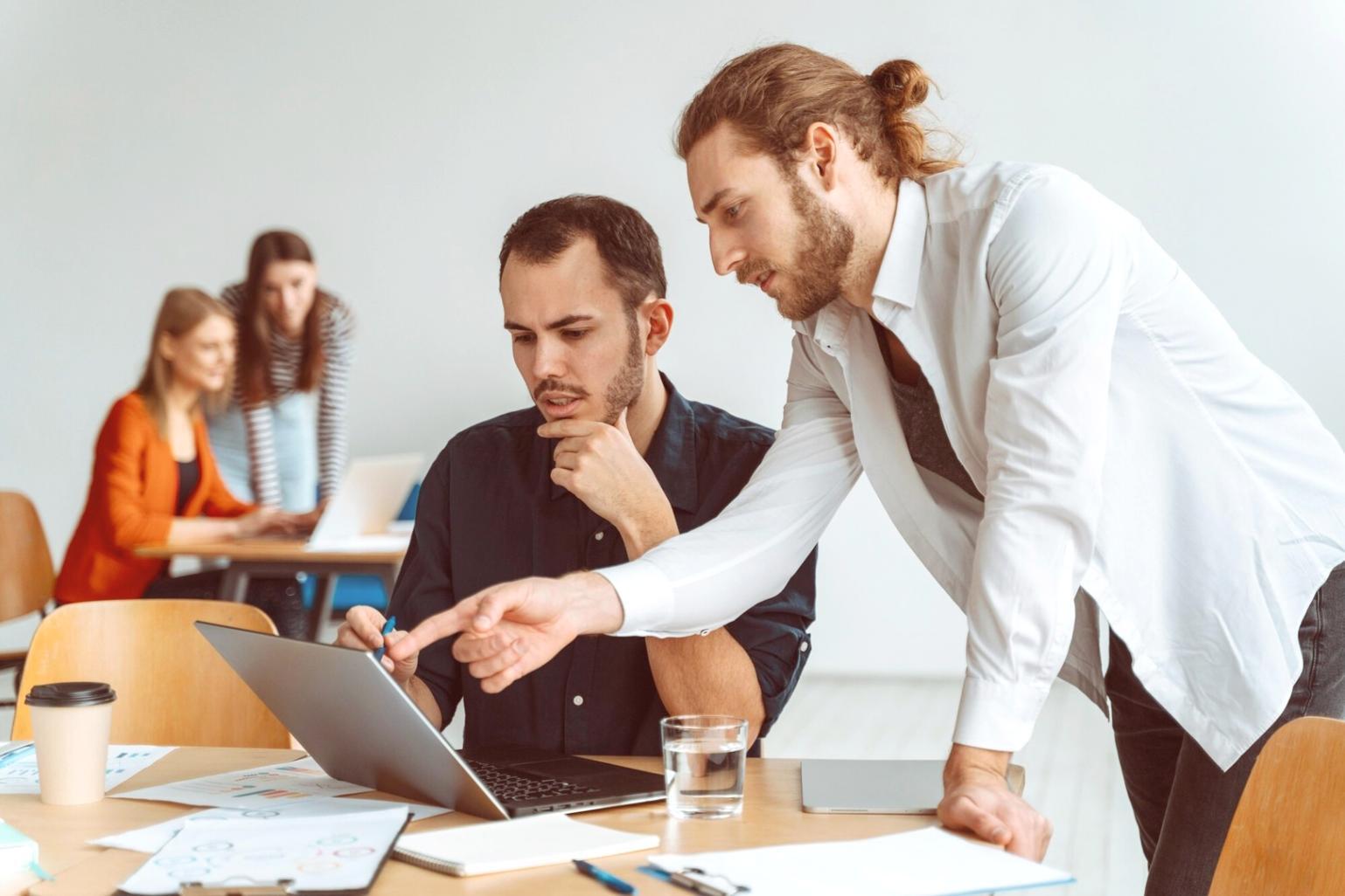 Personne planifiant ses objectifs financiers avec détermination